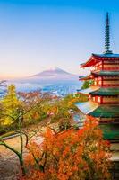 bellissimo paesaggio di mt. fuji con pagoda chureito, giappone foto