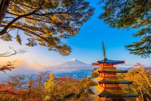 mt. fuji con pagoda chureito in giappone foto