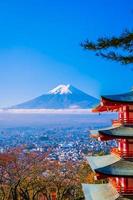 mt. fuji con pagoda chureito in giappone foto