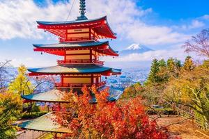 mt. fuji con pagoda chureito in giappone foto