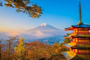 mt. fuji con pagoda chureito in giappone foto