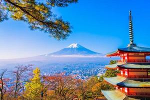 bellissimo paesaggio di mt. fuji con pagoda chureito, giappone foto