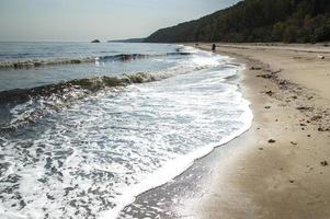 litorale e montagne su una spiaggia foto