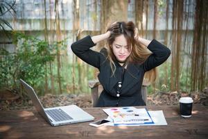 ritratto di una donna d'affari stressata al suo posto di lavoro foto