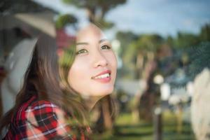 ritratto di una donna carina in piedi vicino alla finestra al caffè foto