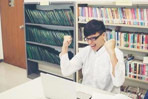 eccitato felice studente di successo trionfante con le mani alzate foto