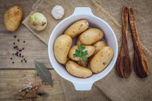 patate fresche su legno