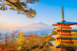 mt. fuji con pagoda chureito in giappone foto