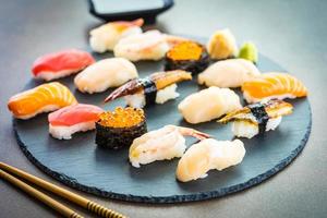 nigiri sushi set con salmone, tonno, gamberetti, gamberi, anguilla, conchiglia e altri sashimi foto