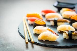 nigiri sushi set con salmone, tonno, gamberetti, gamberi, anguilla, conchiglia e altri sashimi