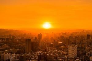 paesaggio urbano di taipei, taiwan, al tramonto foto