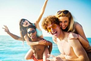 contento sorridente coppie giocando a il spiaggia foto