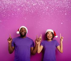 stupito amici sorpreso di il arrivo di Natale. viola sfondo foto