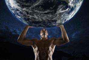 bodybuilder uomo quello detiene il mondo con il suo forza foto