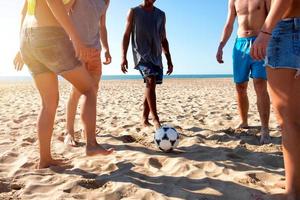 gruppo di amici giocando calcio a il spiaggia foto