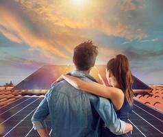 famiglia usi rinnovabile energia sistema con solare pannello foto