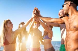 gruppo di amici avendo divertimento su il spiaggia foto