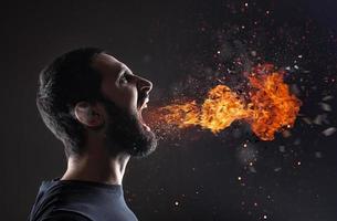 stressato uomo urla con fuoco e Fumo quello Uscita a partire dal il bocca foto