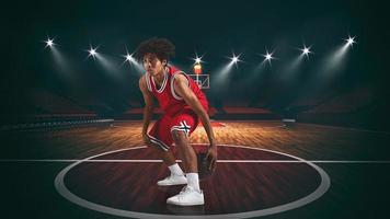 giovane africano americano ragazzo con pallacanestro nel il mezzo di il stadio foto