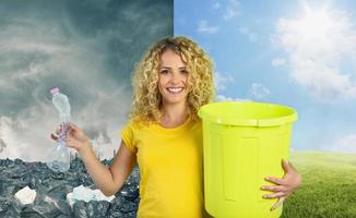 donna è pronto per mette un' plastica bottiglia nel il spazzatura Potere. modificare a partire dal inquinamento per un' pulito pianeta.