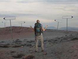 incerto esploratore è perso nel un' deserto foto