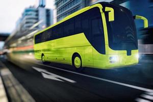 giallo autobus in movimento veloce su il strada nel un' moderno città con leggero effetto.3d interpretazione