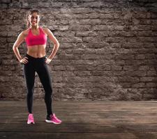 determinato ragazza a il Palestra pronto per inizio fitness lezione foto