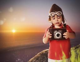 bambino fotografo con un' Vintage ▾ telecamera foto