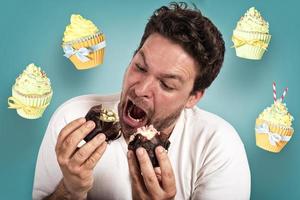 uomo è molto Affamato e mangia un' lotto di Cupcake foto