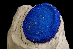 macro minerale pietra azzurrite nel siltite contro nero sfondo foto