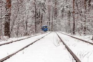 un vecchio tram in movimento attraverso un' inverno foresta foto