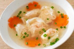 zuppa di gnocchi di gamberi in una ciotola bianca foto