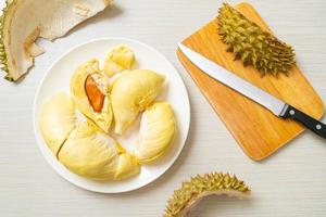 durian stagionato e fresco, buccia di durian foto