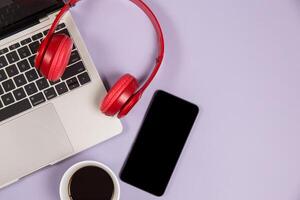 foto elettronico dispositivi per ascolta per musica e un' tazza di caffè