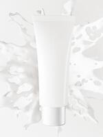 un' finto su di realistico bianca vuoto cosmetico tubo e spray bottiglia isolato su bianca sfondo, 3d interpretazione , 3d illustrazione foto