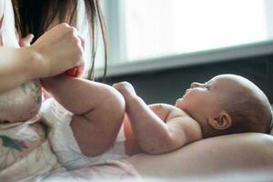 madre con un' bambino su un' letto di il finestra foto