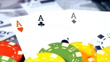 gioco gioco d'azzardo utensili i soldi poker patatine fritte e poker carte foto