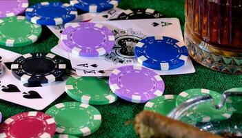gioco gioco d'azzardo utensili i soldi poker patatine fritte e poker carte foto
