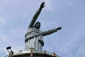 Indonesia toraja Gesù Cristo statua. collocato su il montagna con bellissimo visualizzazioni foto