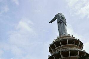 Indonesia toraja Gesù Cristo statua. collocato su il montagna con bellissimo visualizzazioni foto