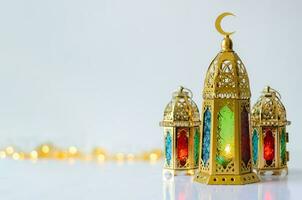 d'oro lanterne mettere su bianca sfondo con luci per il musulmano festa di il santo mese di Ramadan kareem. foto