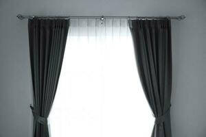 le tende finestra decorazione interno di stanza, vuota camera con finestra e le tende foto