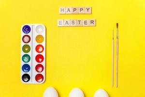 iscrizione contento Pasqua lettere uova colorato vernici isolato su di moda giallo sfondo foto