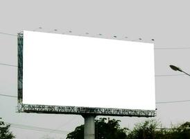tabellone vuoto per all'aperto pubblicità manifesto a blu cielo. foto