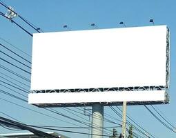 tabellone vuoto per all'aperto pubblicità manifesto a blu cielo. foto