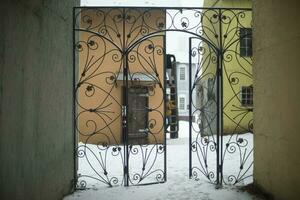 acciaio cancello nel vecchio cittadina nel inverno. forgiato cancelli. Ingresso per cortile. foto