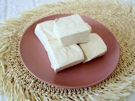 tofu è un' cibo fatto a partire dal il coagulazione di coagulato soia fagiolo succo. foto