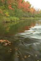 divieto fiume in movimento nel autunno foto