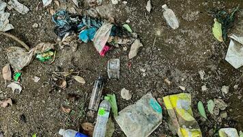 spazzatura su sparpagliato terra è non puliti su e disposto di nel suo posto, Questo inquinanti il ambiente foto