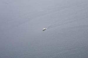 singola barca sulla superficie dell'acqua calma foto